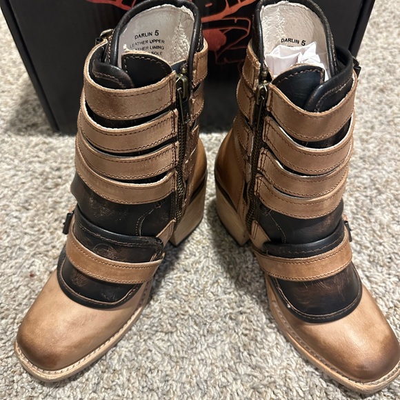 Freebird “Darlin” in beige. NWT, dust covers, and box: - Picture 6 of 6